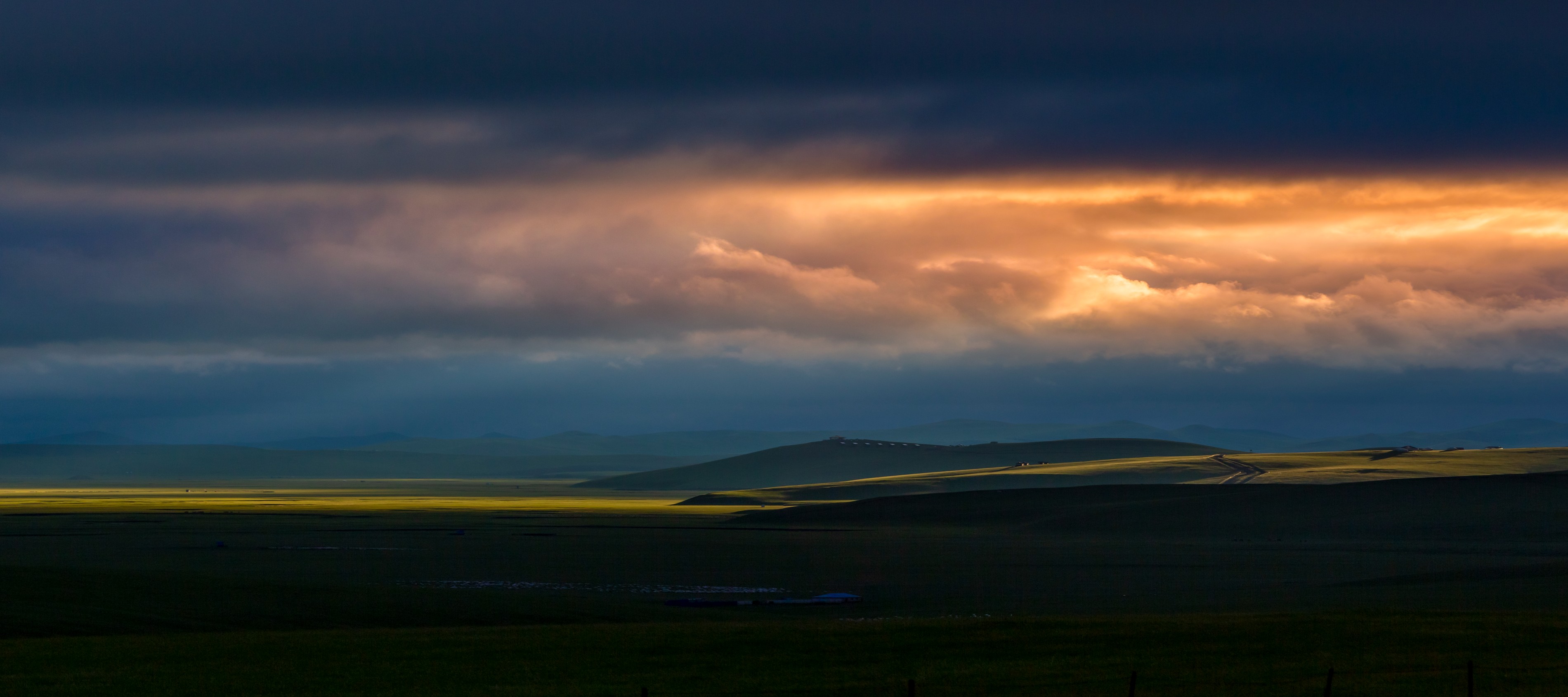 額吉淖爾制鹽有限公司召開深入貫徹中央八項規(guī)定精神學習教育警示教育會